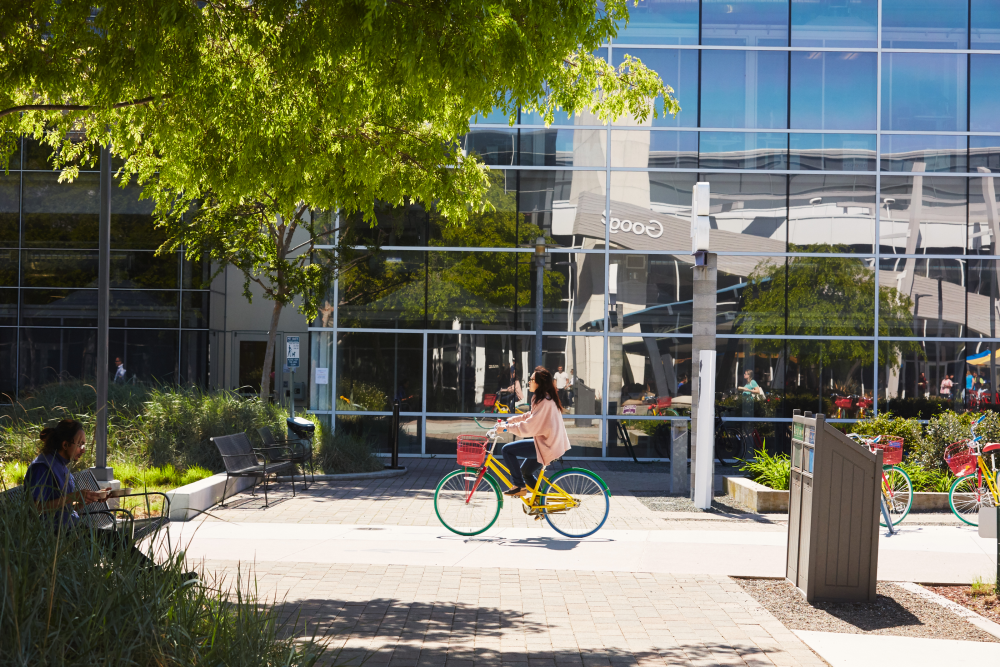 Googleの社屋前で自転車に乗る人