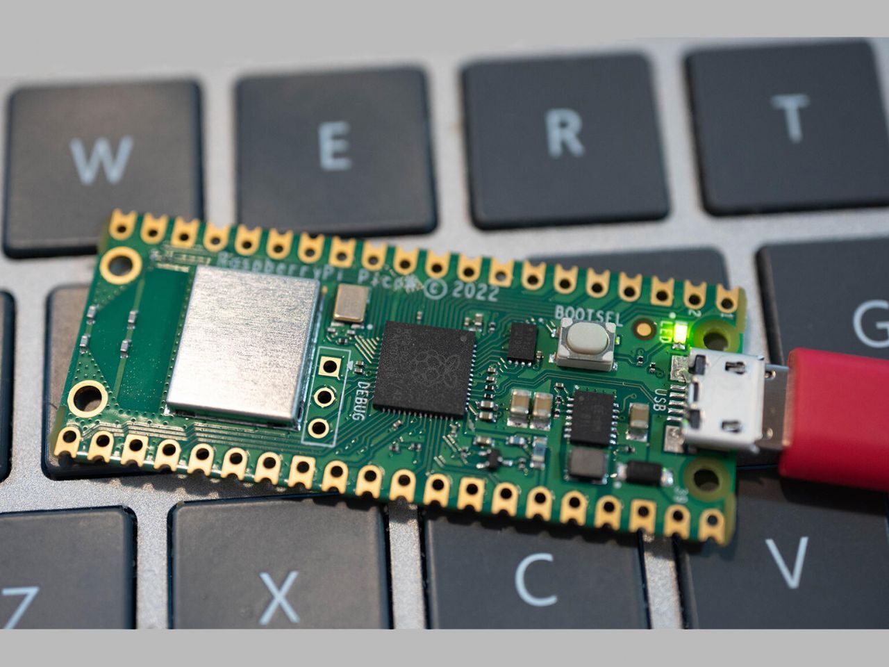 Raspberry Pi Pico W」レビュー--Wi-Fi接続機能が搭載された小型ボード