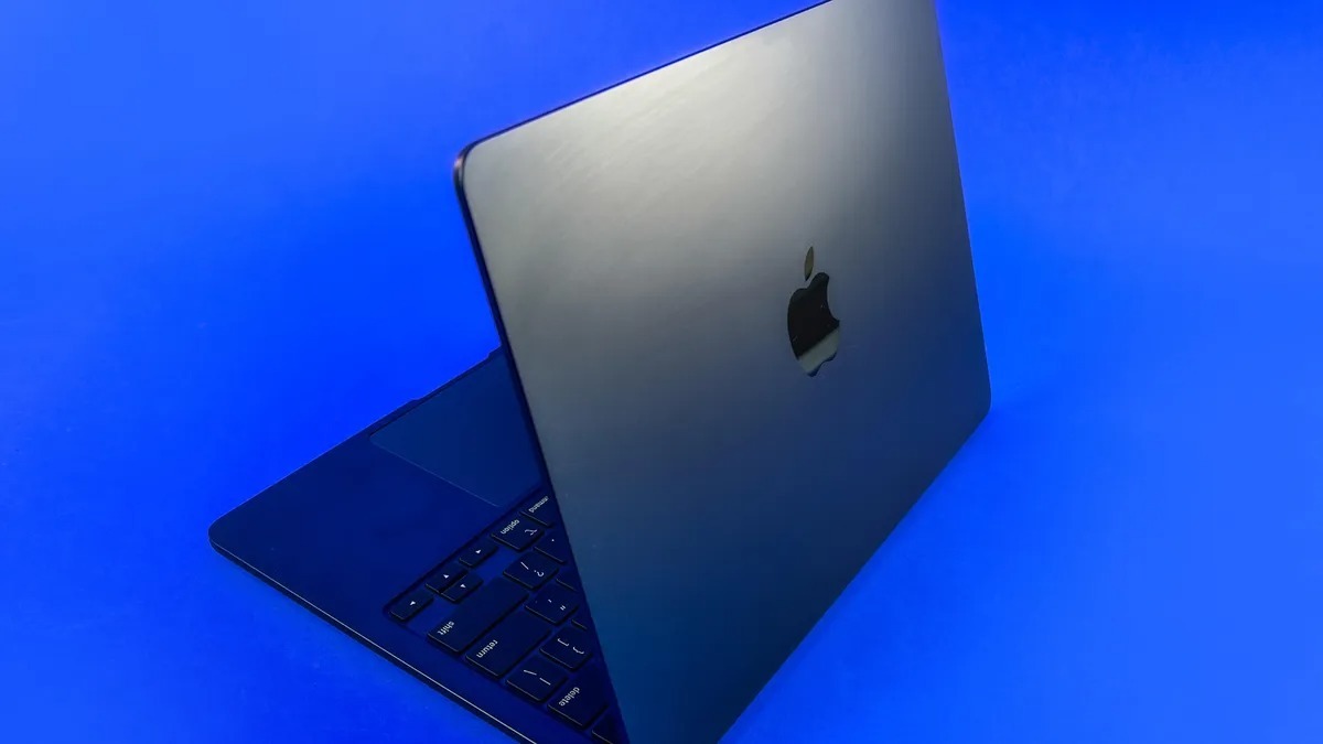 　筆者は、2022年6月のAppleの「Worldwide Developers Conference」（WWDC）イベントで初めて新型MacBook Airを直接見て、ミッドナイトカラーのモデルを絶対に試してみたいと思った。このカラーは、青みがかったマットブラックである。これを見て、最初のMacBook（および最初のIntel Mac）の1つで、2006年に最初にレビューしたポリカーボネート製のブラックモデルを思い出した。
