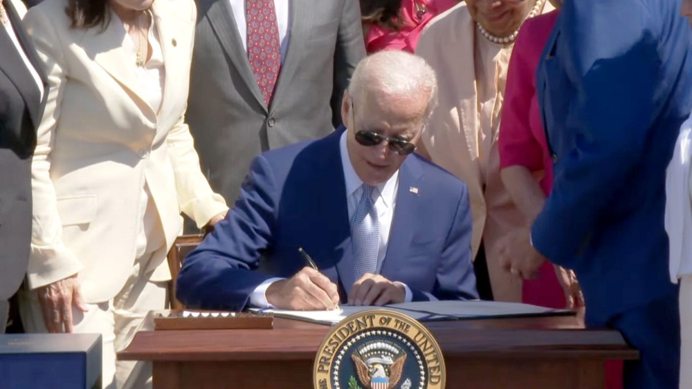 署名をするJoe Biden米大統領