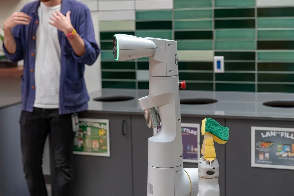 　Googleのロボットは、Alphabetの実験的プロジェクトとして始まったEveryday Robots部門に端を発するものであり、立体映像の深度認識能力のための2台のカメラを含むデジタルカメラセンサー一式を搭載している。
