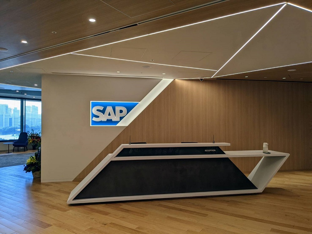 SAPのロゴが目を引く受付。工夫を凝らしたBGMと香りで従業員や来客を迎え入れる