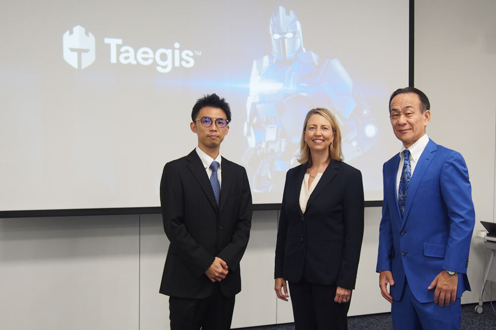 Taegisの提供を発表したSeucreWorks社長兼最高経営責任者のWendy K. Thomas氏（中央）、セキュアワークス代表取締役社長の廣川裕司氏（右）、コーポレート戦略部門 戦略プログラム マネージャーの三科涼氏（左）