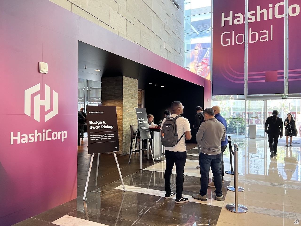 　クラウドインフラ管理などのオープンソースソフトウェア（OSS）群を開発するHashiCorpは米国時間10月5〜6日、同社カンファレンス「HashiConf Global 2022」をロサンゼルスで開催した。ここでは、会場の様子を写真で紹介する。

　会場となったJW Marriott at L.A. LIVEのロビーに設けられたレジストレーションエリア。ここで、パスとノベルティー類を受け取る。

（取材協力：HashiCorp）