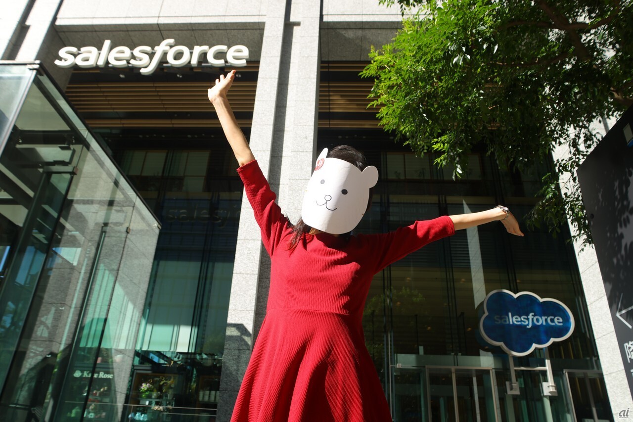 ハロー！ Ziddyです。今回Ziddyは、2022年2月にオフィス移転と同時に社名を変更したセールスフォース・ジャパンにやって来ました。同社が移転したのは、世界で6番目、アジアでは初となる本社ビル「Salesforce Tower」。東京・丸の内の一等地に位置しているのよ。

セールスフォースでは、社内に社食を設けない方針なんですって。というのも、社員には近隣のコミュニティーで食事をしてもらって、コミュニティーに還元するという考えがあるからなのよ。でもそんなセールスフォースでは、月に一度「Raffle Lunch」という社員向けの特別なイベントが開催されているの。このイベントは、厳正なる抽選によって選ばれた一部社員だけが体験できるフルコースランチのイベントなの。このとっても特別なイベントに、Ziddyも参加させてもらえることになったのよ！ タワーに入る前からもうワクワクが止まらないわ！
