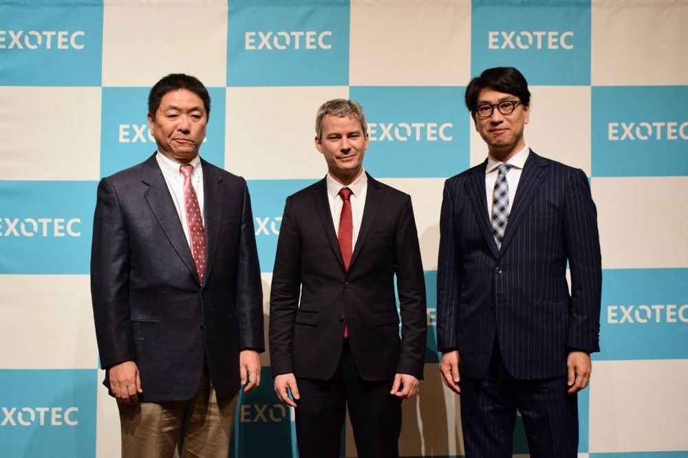 Exotec 共同創業者 兼 CEOのRomain Moulin氏（中央）、Exotec NIHON 取締役社長の立脇竜氏（右）、ヨドバシカメラ 代表取締役社長の藤沢和則氏（左）