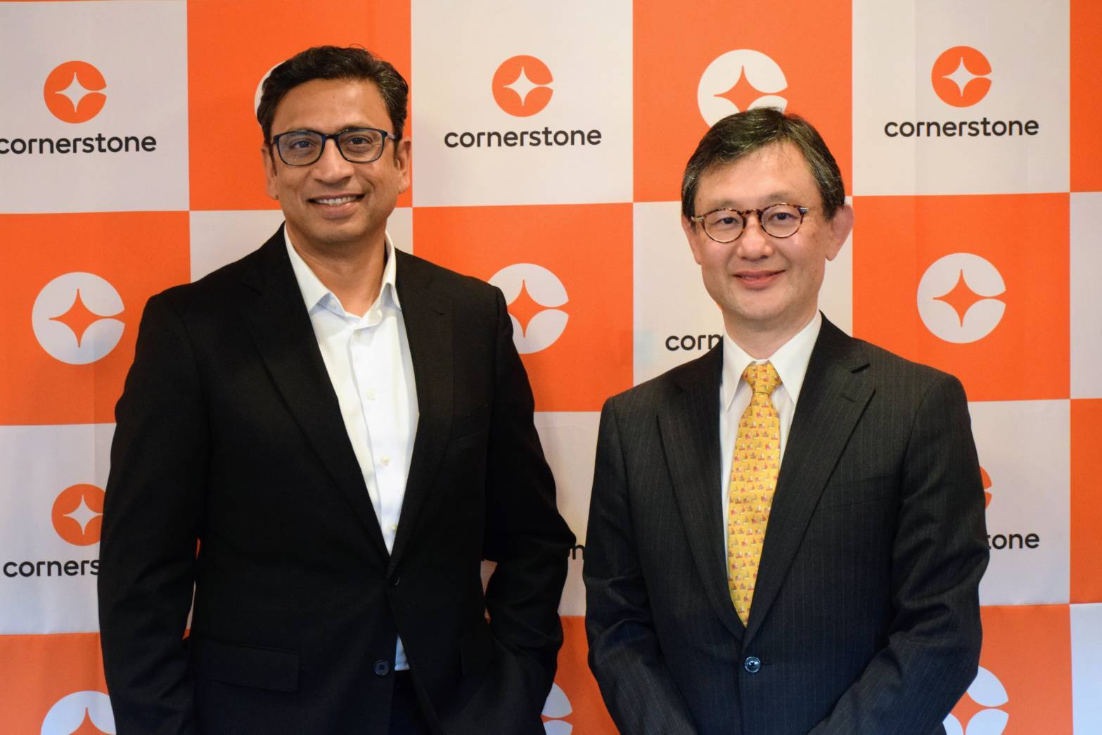 コーナーストーンオンデマンドジャパン 代表取締役社長の北郷義浩氏（右）、Cornerstone CEOのHimanshu Palsule（ヒマンシュ・パルスレ）氏（左）