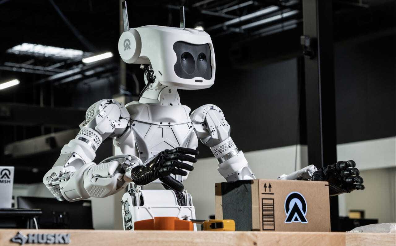 Apptronikの上半身人型ロボット「Astra」が作業台で荷物を動かす準備をしている。（提供：Apptronik）