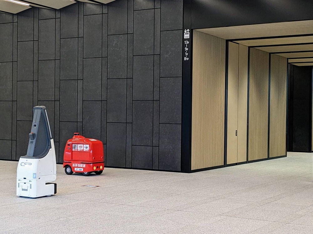 ロボットプラットフォームとエレベーターの連携により、人の介在なくエレベーターに乗り込む