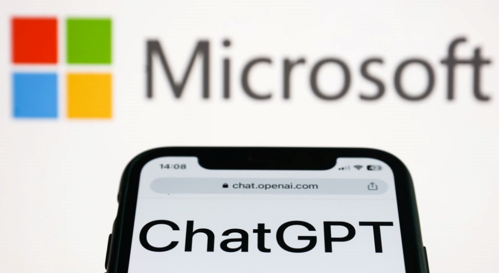 Microsoftのロゴを背景に「ChatGPT」の文字