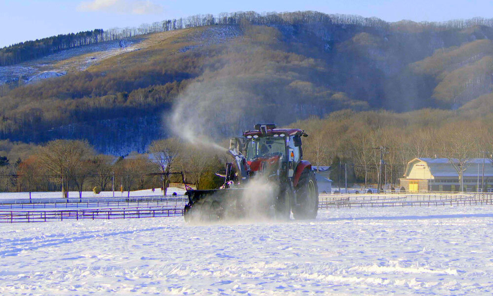 ローカル5Gで遠隔操作された無人トラクターによる除雪作業（提供：シャープ）