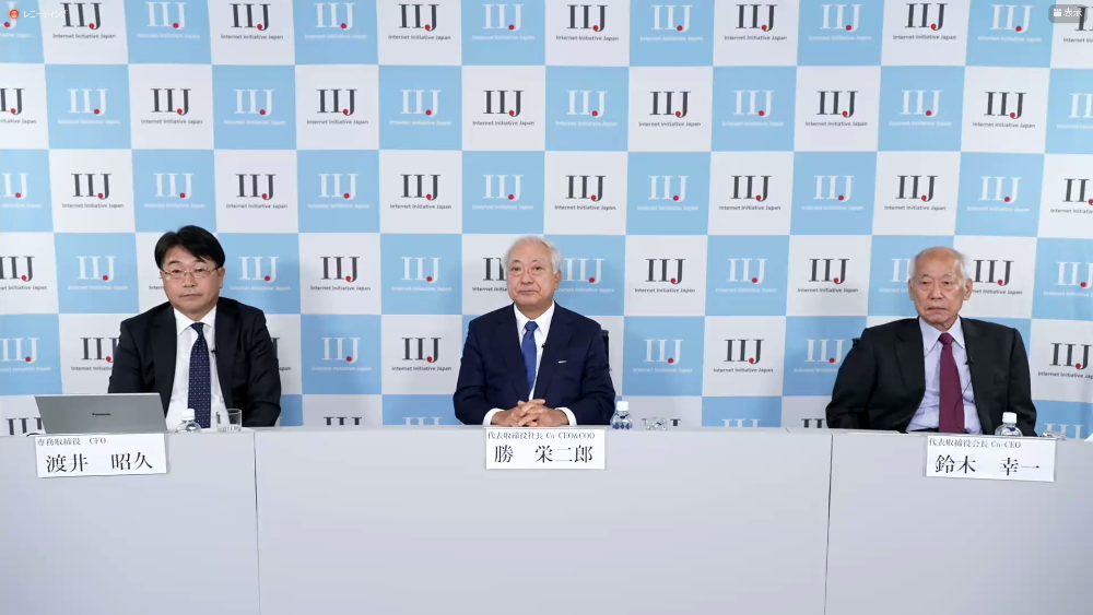 写真1：右から、IIJの鈴木氏、勝氏、渡井氏