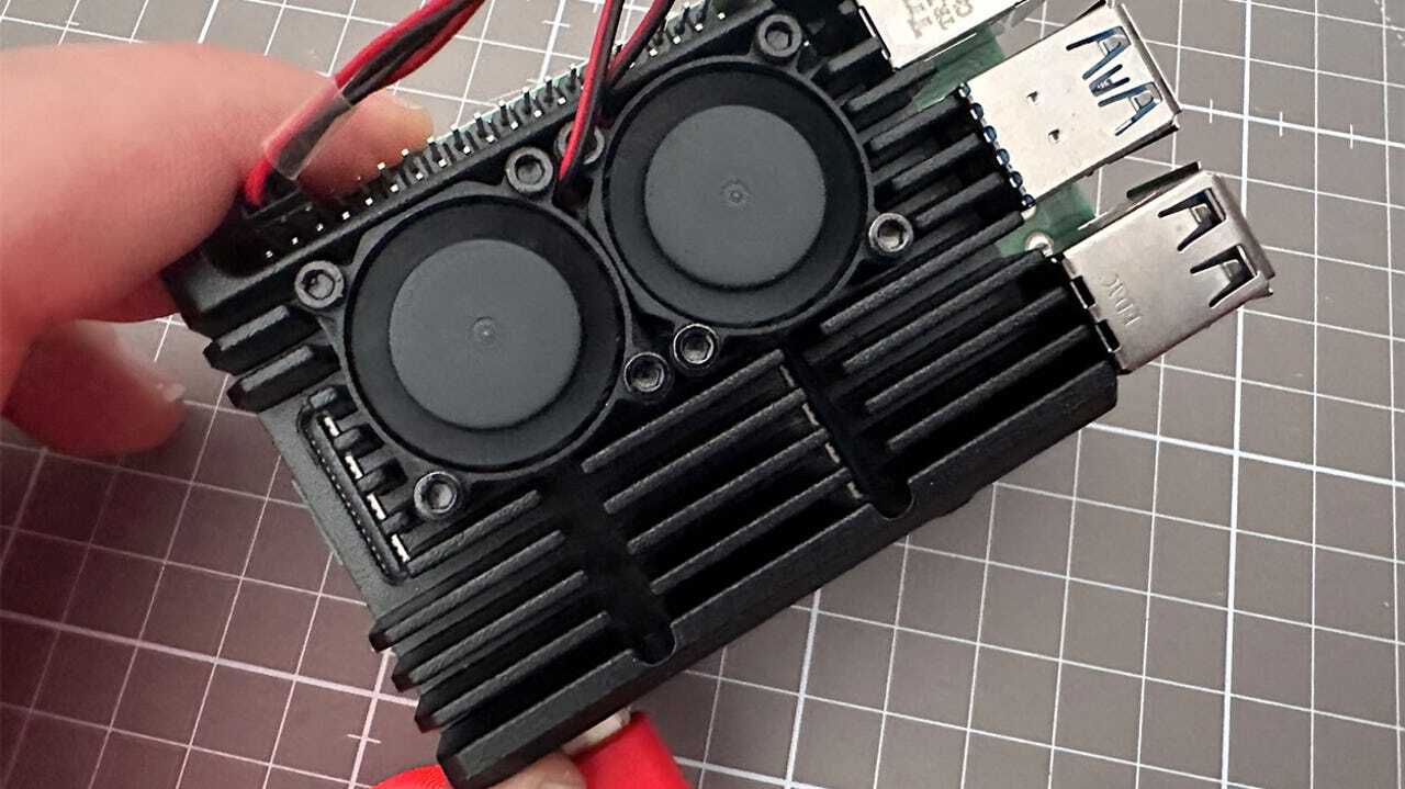 Raspberry Piの電源を入れて、ファンが動作していることを確認する。(提供:Adrian Kingsley-Hughes/ZDNET)