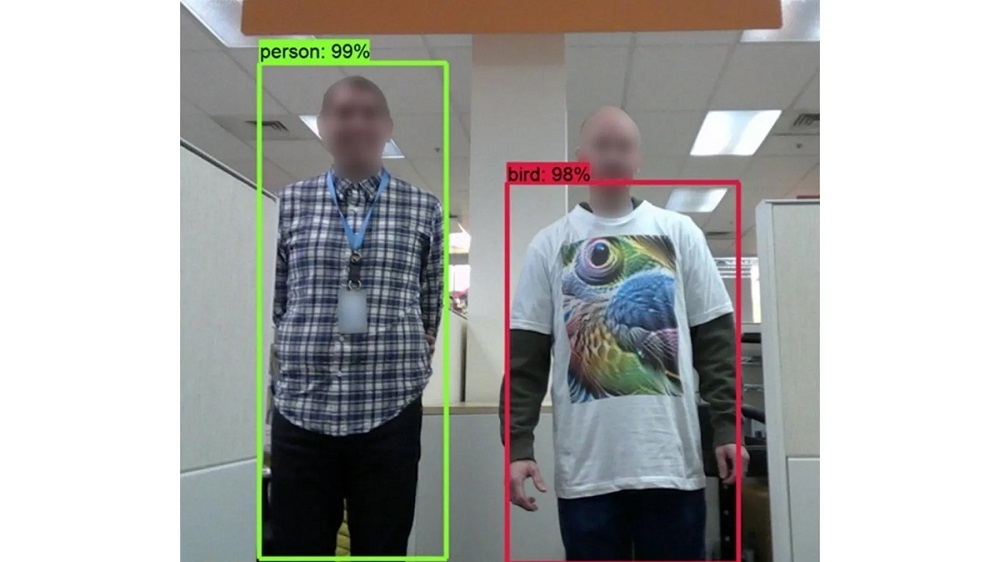 AIが敵対的なTシャツによって混乱する例。人を鳥として認識している。提供：Intel Corporation