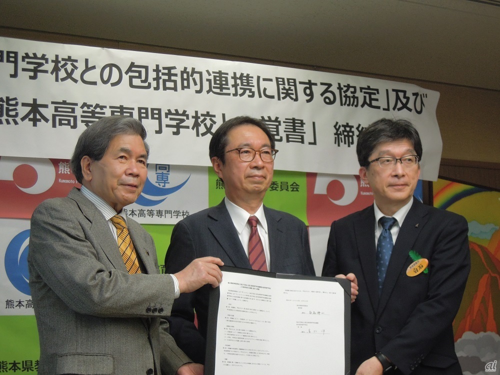（左から）蒲島熊本県知事、熊本高専 髙松洋校長、白石熊本県教育長