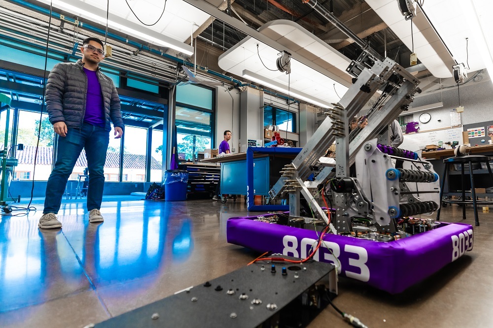 ロボットの製作
ロボットコンテストに参加するための競技ロボットの製作を、コンセプト段階からわずか8週間で完成までこぎ着けるためにはどうすればいいのだろうか。米CNETは、米カリフォルニア州北部で活動する高校生ロボットエンジニアチームである「Highlander Robotics」を取材した。同チームは、4月にテキサス州ヒューストンで開催される予定の、激しい競争を勝ち抜いたチームで争われるロボットコンテスト「FIRST Championship」に出場するために活動している。  

FIRSTは、科学・工学・技術（STEM）教育の振興を目的とする非営利団体で、毎年14～18歳の将来有望な若者が参加するロボットコンテストを開催している。今シーズンの大会には、イスラエル、インド、オーストラリア、カナダ、中国、ドミニカ共和国、トルコ、ブラジル、米国、ポーランド、メキシコなどを含む30カ国以上から参加者が集まった。FIRSTは、エンジニア兼発明家であり、多数の特許を保有しているDean Kamen氏によって、STEM分野に対する若者の関心や参加を後押しすることを目的として、1989年に設立された。

この写真は、Highlander Roboticsのメカ責任者であるVaughn Khouri君が、今シーズンの初戦の1カ月前に、サンフランシスコ東部にあるピードモント高校の工房（Khouri君は同高校の2年生）でロボットの一部を評価しているところだ。 

メカチームは、1月中は小グループに分かれてそれぞれ別のパーツ（エレベーターやアーム、電気系統など）を開発し、2月にはそれを組み立ててはテストし、設計を修正する作業を繰り返した。