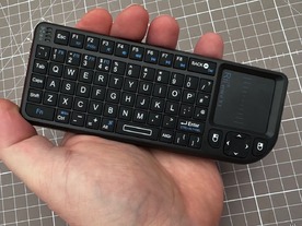 「Raspberry Pi」で使えるタッチパッド搭載小型ワイヤレスキーボード