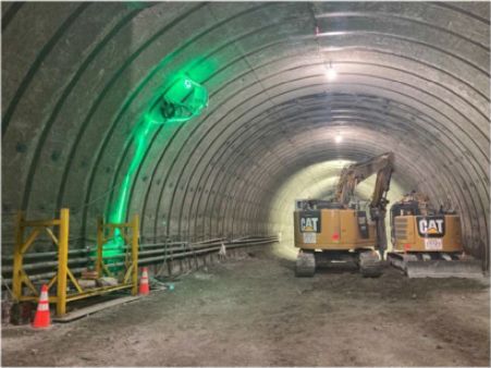 トンネル内に設置されたローカル5G基地局（重機での誤破損防止のため、蛍光対策が施されている）