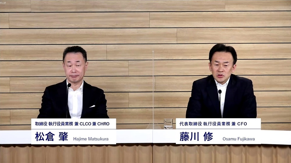NEC 代表取締役 執行役員常務 兼 CFOの藤川修氏（右）、取締役 執行役員常務 兼 CLCO 兼 CHROの松倉肇氏（左）