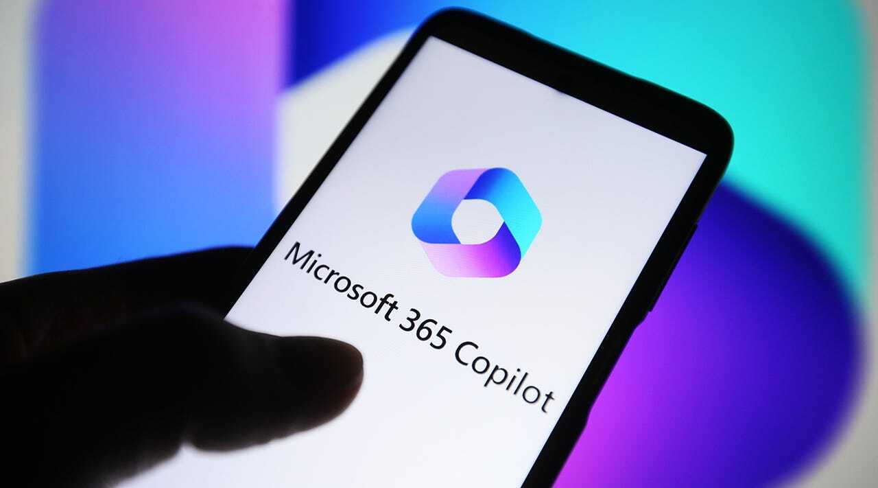Microsoft 365 Copilotのロゴが表示されたスマホ