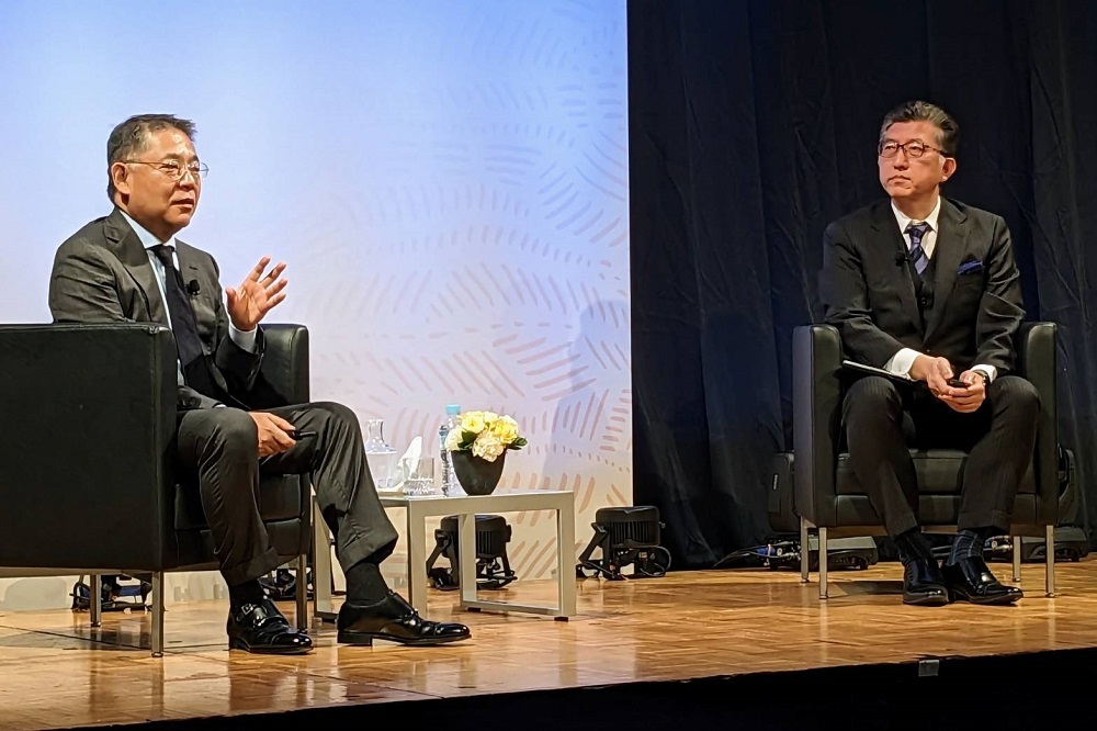 日本オラクル 取締役 執行役 社長の三澤智光氏（左）と、トヨタ自動車 情報システム本部 IT変革担当CPLの岡村達也氏（右）