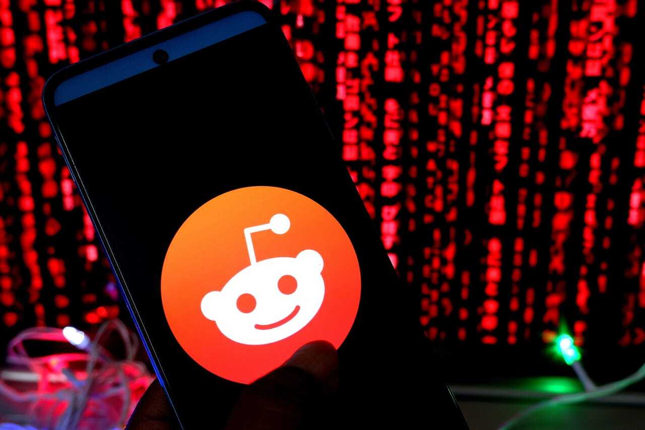 Redditのロゴを表示したスマホ