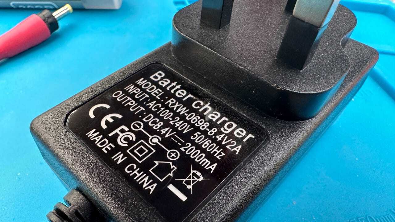 「Battery charger」ではなく、「Batter charger」と書かれている。提供：Adrian Kingsley-Hughes/ZDNET