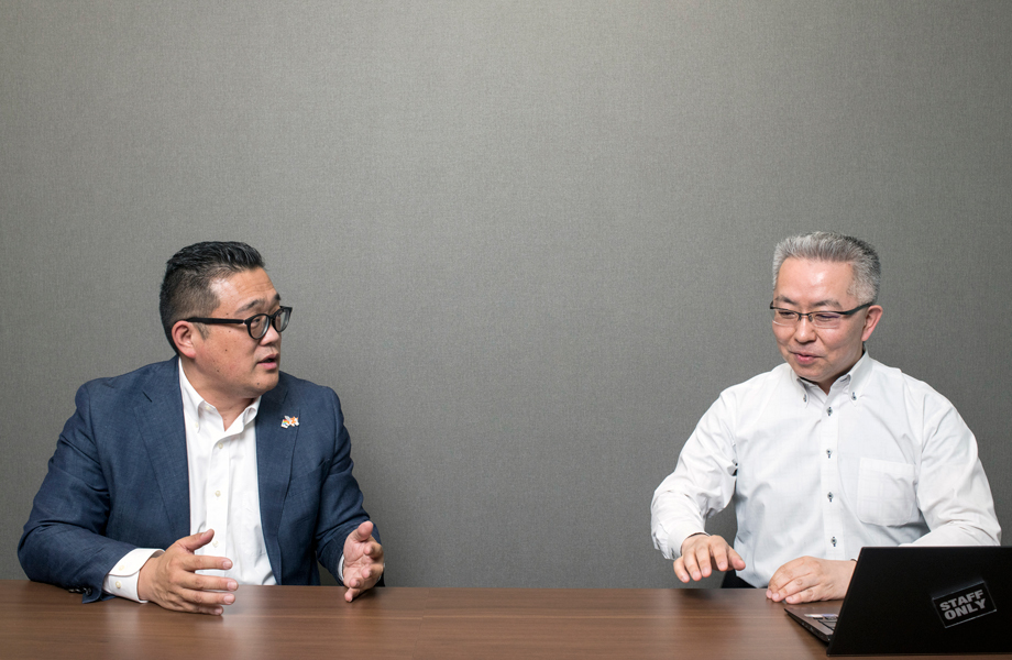 日本企業のサイバーレジリエンスについて、熱く討論する2人