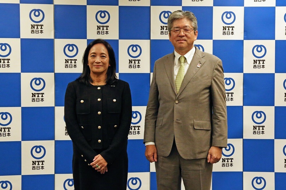 NTT西日本 代表取締役社長 社長執行役員の森林正彰氏（右）、日本マイクロソフト 代表取締役社長の津坂美樹氏（左）（写真提供：NTT西日本）