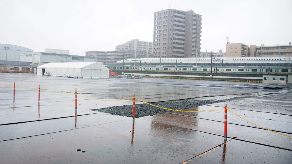 NEC玉川事業所のイノベーション新棟の建設予定地。JR横須賀線や湘南新宿ライン、南武線、東急東横線や目黒線、羽田空港直通バスが乗り入れる武蔵小杉駅（至近はJR向河原駅）に近く、全国や海外とのアクセスに優れる