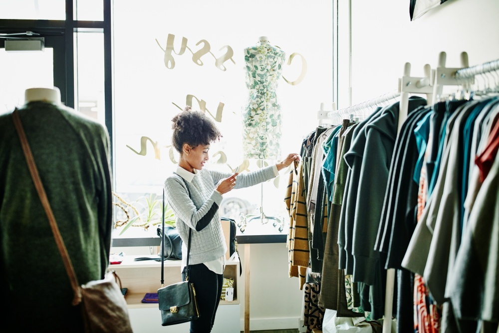 店頭で服を選ぶ人