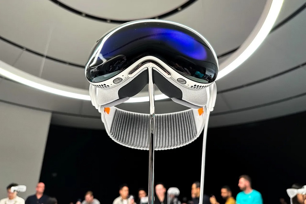 WWDC 2023で披露されたAppleのVision Proヘッドセット。提供：Jason Hiner/ZDNET