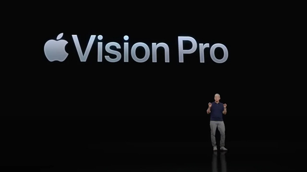 WWDC 2023でVision Proを発表するTim Cook氏。提供：Apple