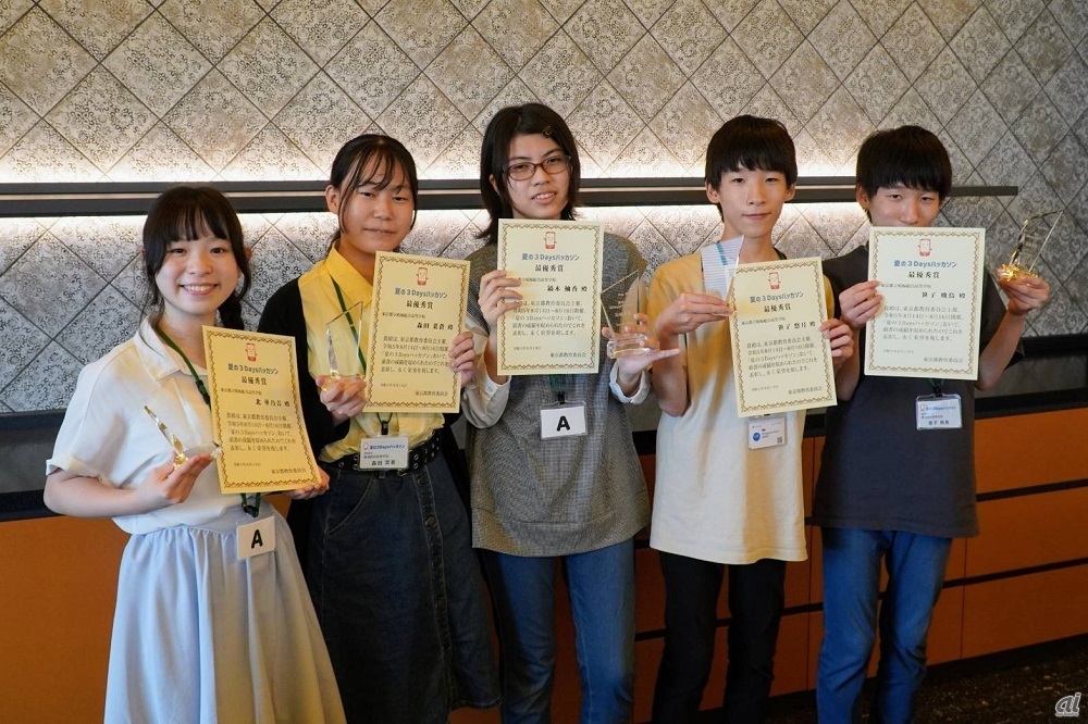 （左から）北華乃音さん、森田菜蒼さん、鏑木柚香さん、笹子悠月さん、笹子飛鳥さん