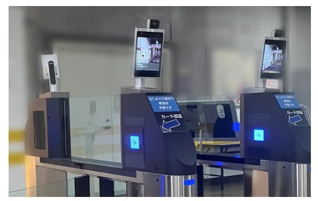 従業員・関係者入館ゲートに設置されている顔認証デバイス（写真提供：日本コンピュータビジョン）
