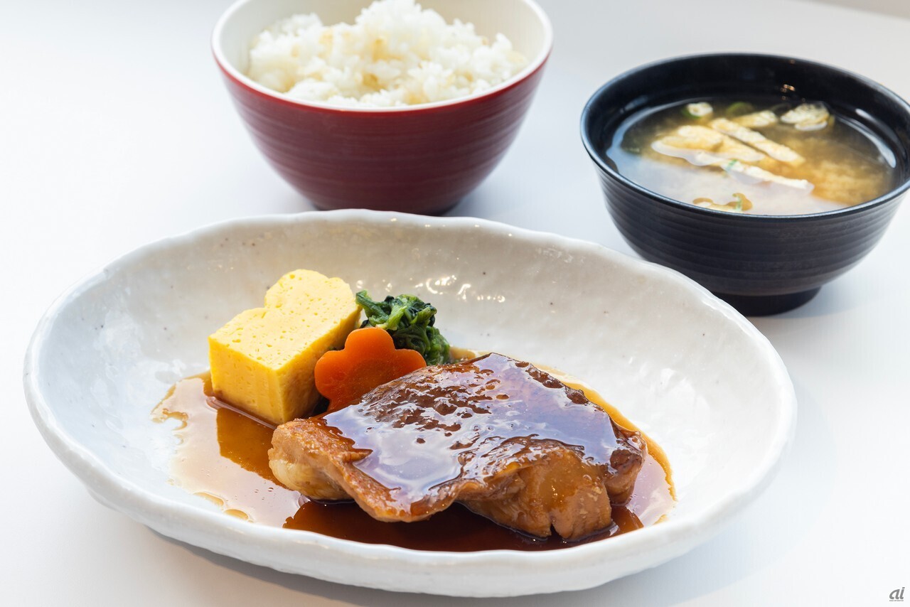 今日のメニューを紹介するわね。これはアカウオの照り煮、440円よ。ごはん（中盛80円）とお味噌汁（40円）をつけると560円ね。