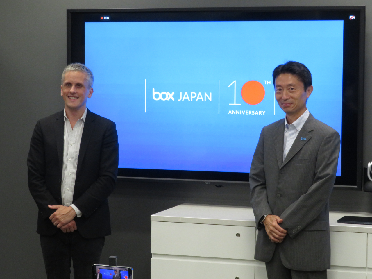 写真1：会見後のツーショット。左から、Levie氏、古市氏。ちなみに会見前日の8月7日はBox Japanの創業10周年だった