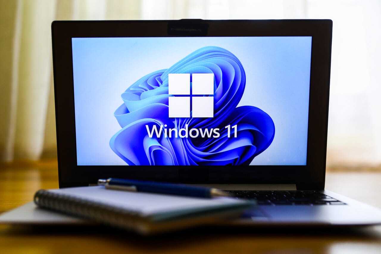 Windows 11のロゴを表示したノートPC