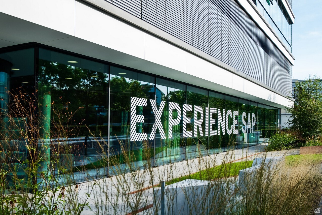 それにしても敷地が広いから、どこに行けばいいのか分からなくなっちゃった。あら、「EXPERIENCE SAP」って大きなサインがあるわ。これはもしかして、SAPのソリューションが体験できるエクスペリエンスセンターってやつかしら。ちょっと入ってみようっと。