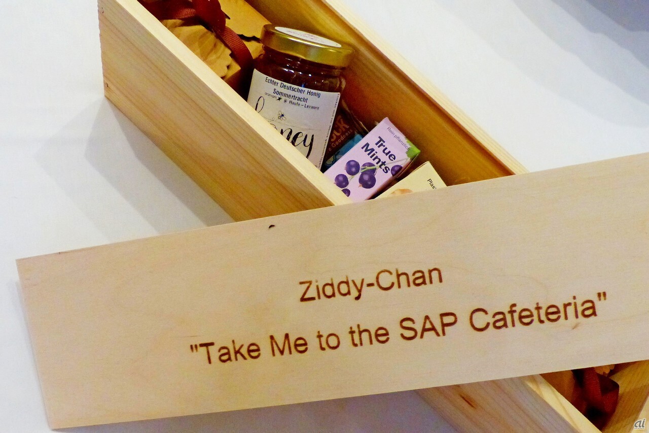 見て！ おみやげの木箱にはZiddyの名前と連載名が英語で書かれているわ！ 中にはSAPの社食にお食事を提供しているケータリング会社のお菓子がたくさん！ なんてステキなのかしら、感動しちゃう！