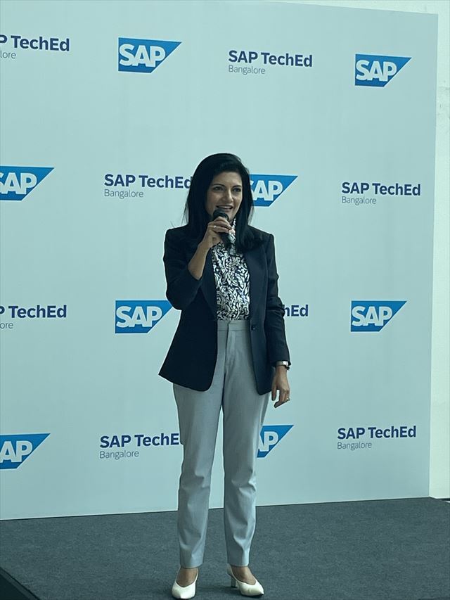 SAP Labs Indiaでシニアバイスプレジデント兼マネージングディレクターを務めるSindhu Gangadharan氏。インドは「SAP Business Technology Platform」「SAP S/4HANA 」など全製品の開発が行われており、9月に発表したAIの「Joule」もここで開発されたそうだ。SAPの特許の約25％がインド発。「AI人材の60％がインドにおり、2025年にクラウド開発者は150万人、SaaS市場は2023年に1兆ドルになると予想されている」とインド市場の魅力を話す。