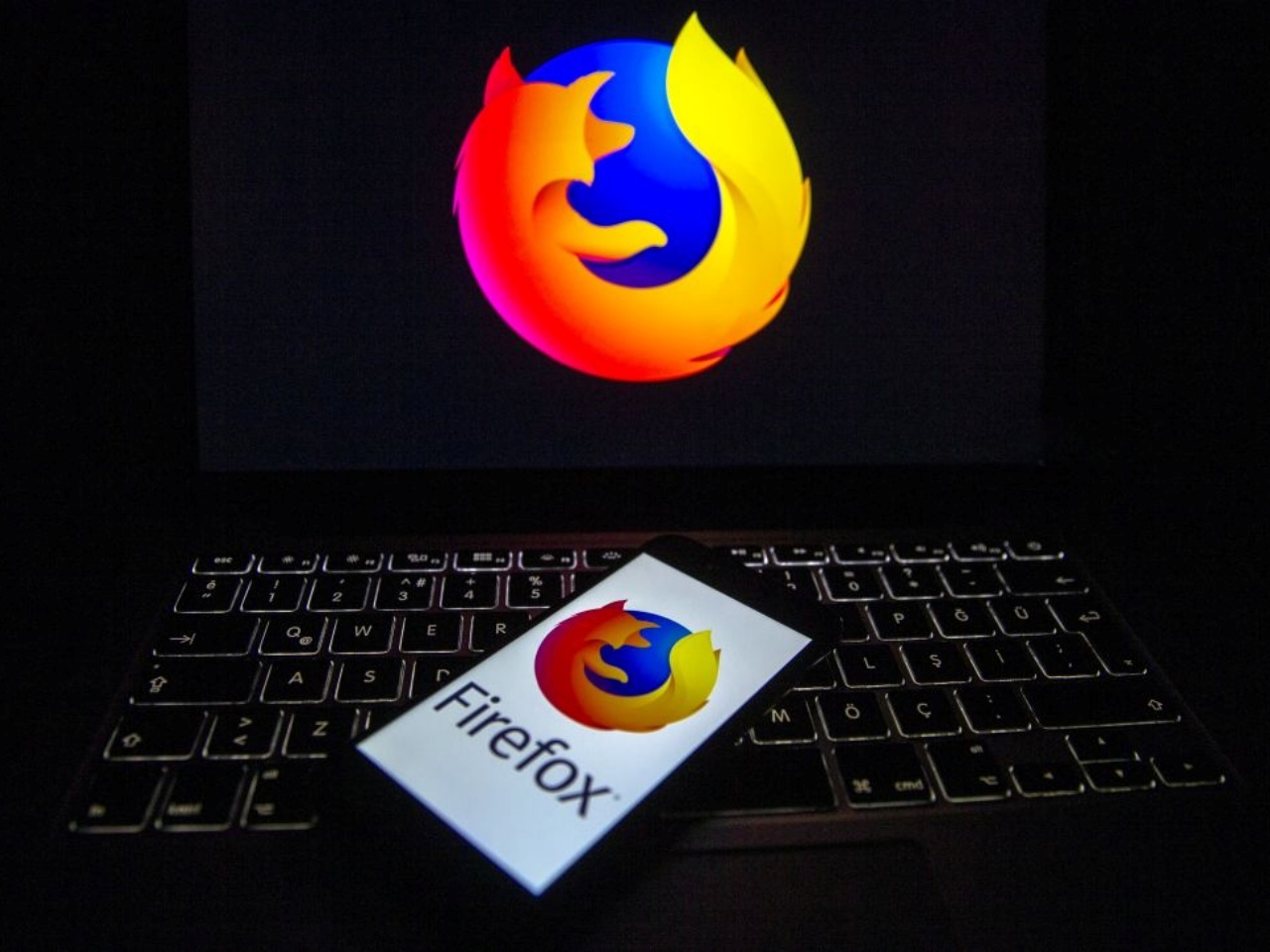 Firefoxのロゴを表示したスマホとノートPC