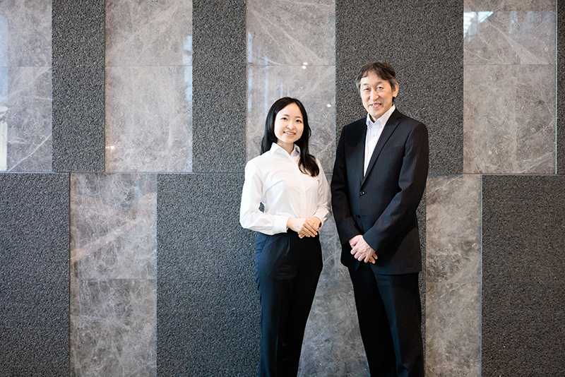 ソリューション事業部 ソリューション技術開発課 コンサルティング推進分室 分室室長 椿田 収 氏（右） ソリューション事業部 ソリューション技術開発課 コンサルティング推進分室 丸谷 久子 氏（左）
