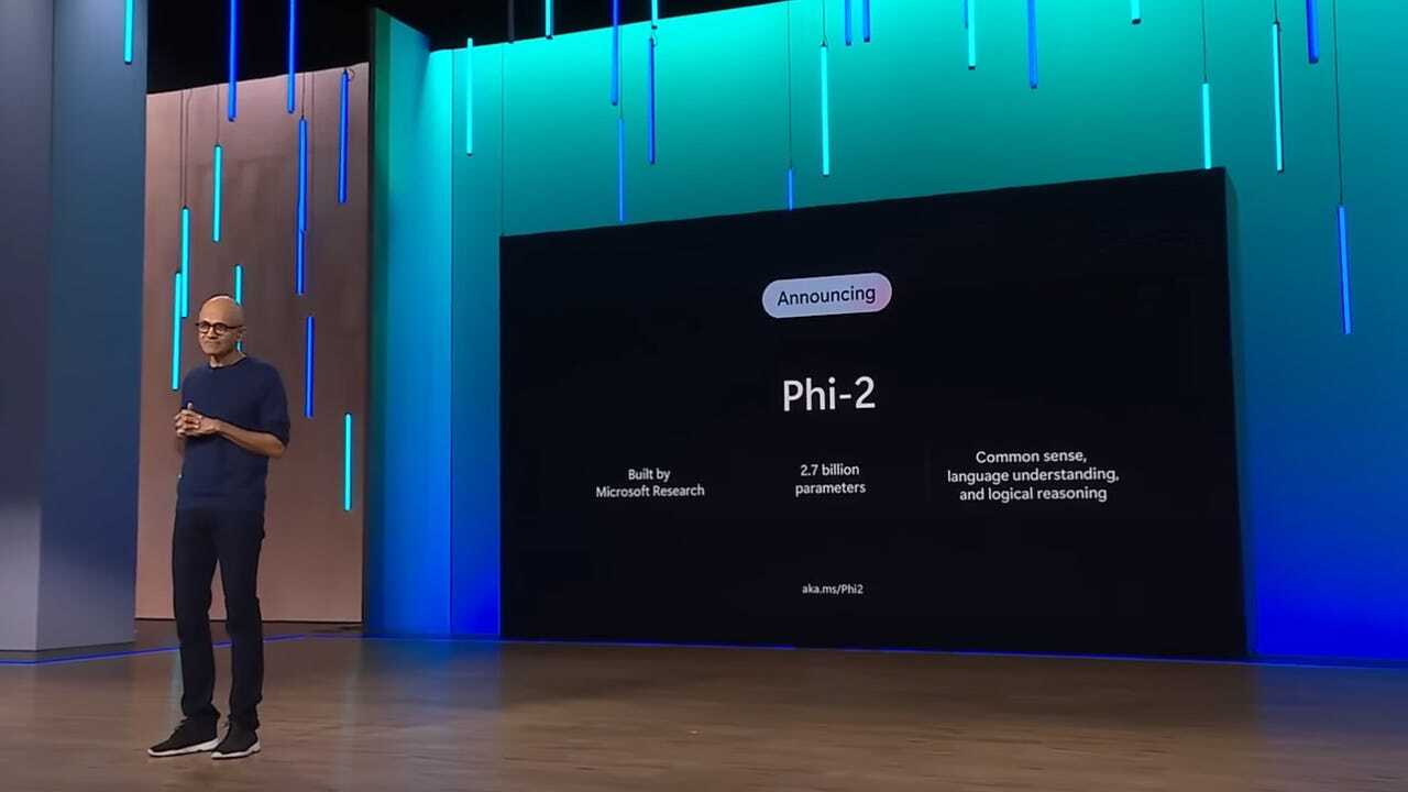Phi-2を発表するMicrosoftのCEO