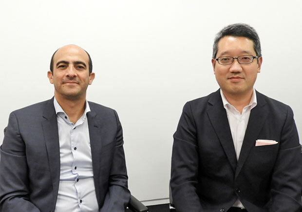Avaya グローバルバイスプレジデント エクスペリエンス プラットフォーム ゼネラルマネージャーのAhmed Helmy氏（左）と日本アバイア 代表取締役社長の内山知之氏