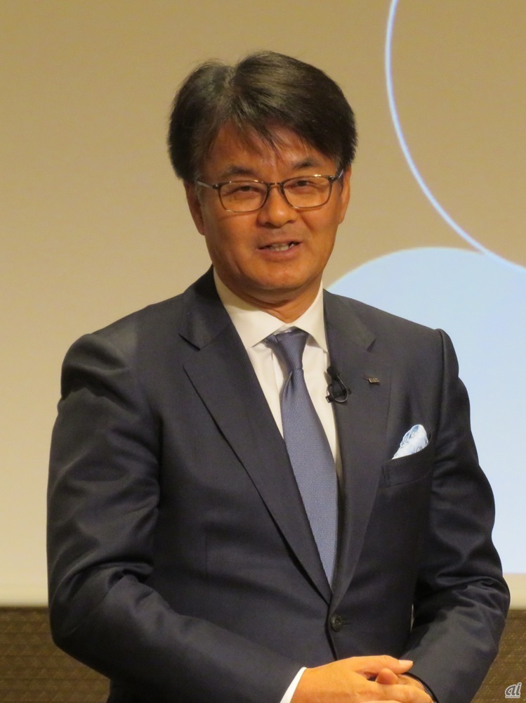 写真1：挨拶する日本IBM 代表取締役社長の山口明夫氏。シンポジウムの開催場所は東京都千代田区の東京會舘