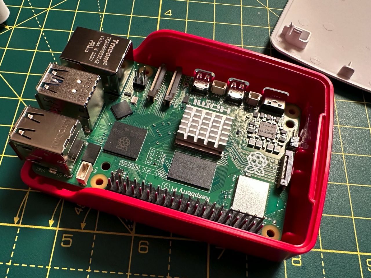 Raspberry Pi 5」公式ケースはオーバークロックの加熱を防げるか--冷却