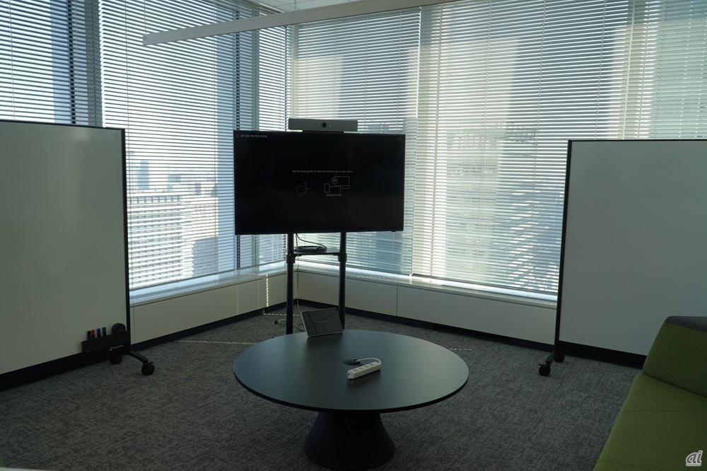 コラボレーションスペース。ウェブ会議システム「Webex」やホワイトボードを利用できる。