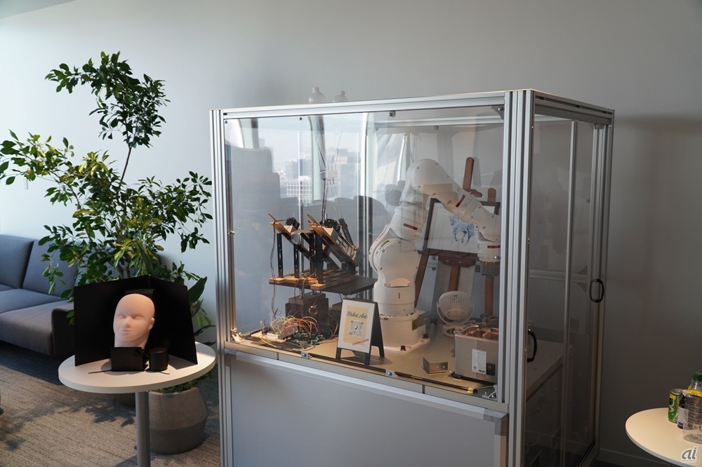 Innovation Studioでは、ヤマハと共創中の絵を描くロボットなどが展示されている。写真左のお面に話しかけると裏側にあるAI／データ基盤「IBM Watsonx」が性格を診断し、話者に合ったアートを描く。