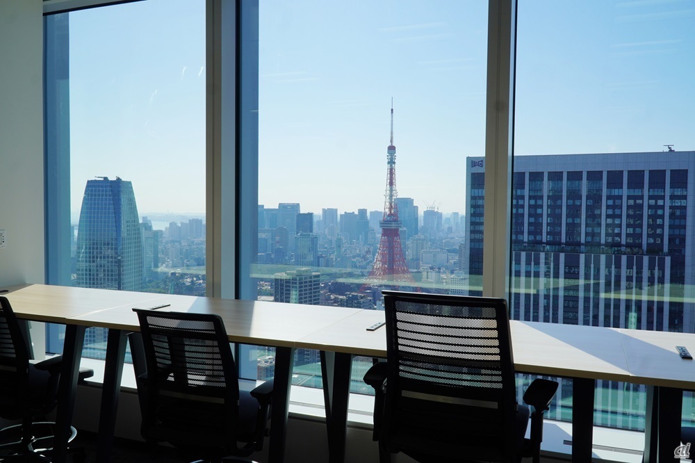 窓に面した席では、東京タワーを近くに感じられる。これも虎ノ門の立地ならではかもしれない。